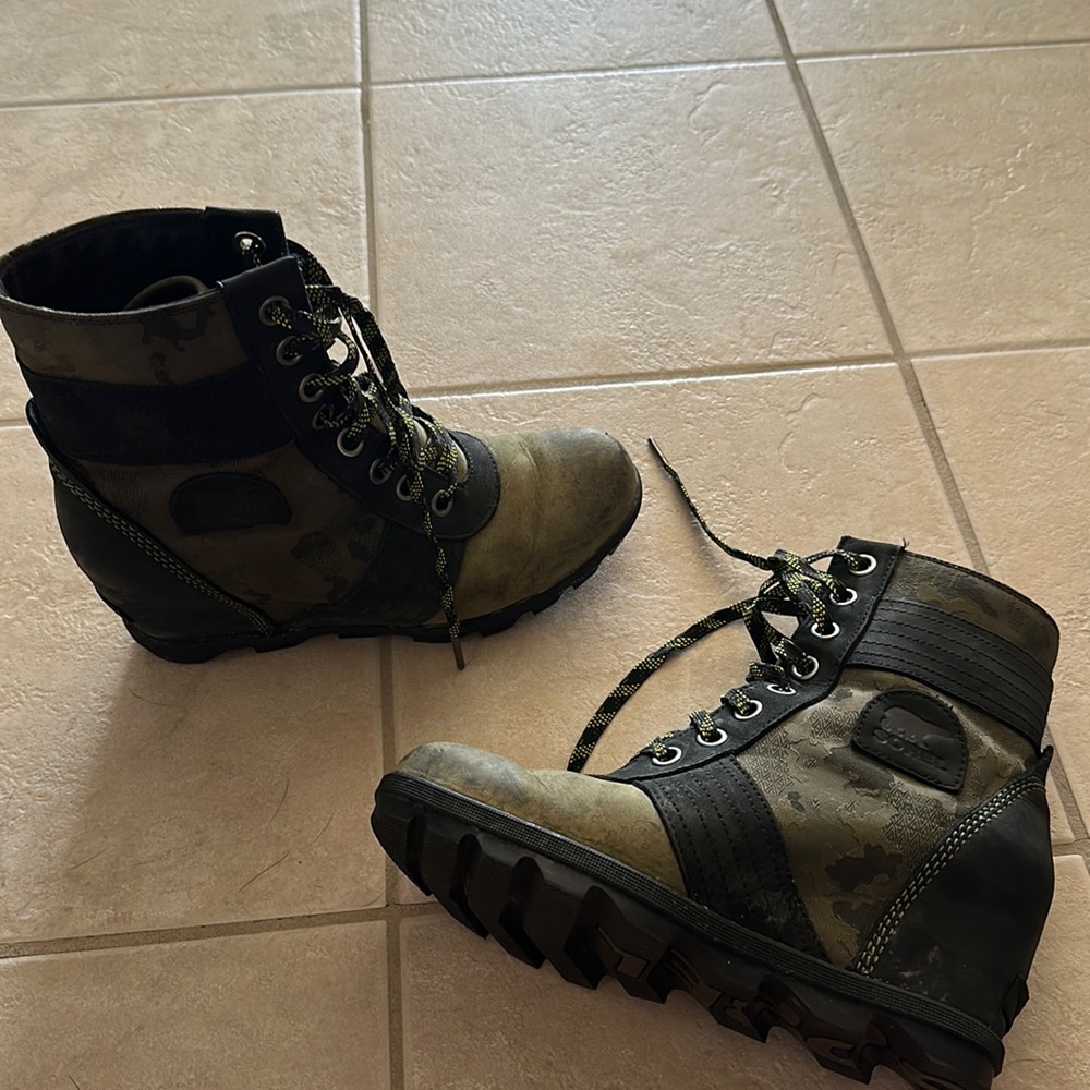 SOREL Women’s Size 10 Camo Wedge Boots